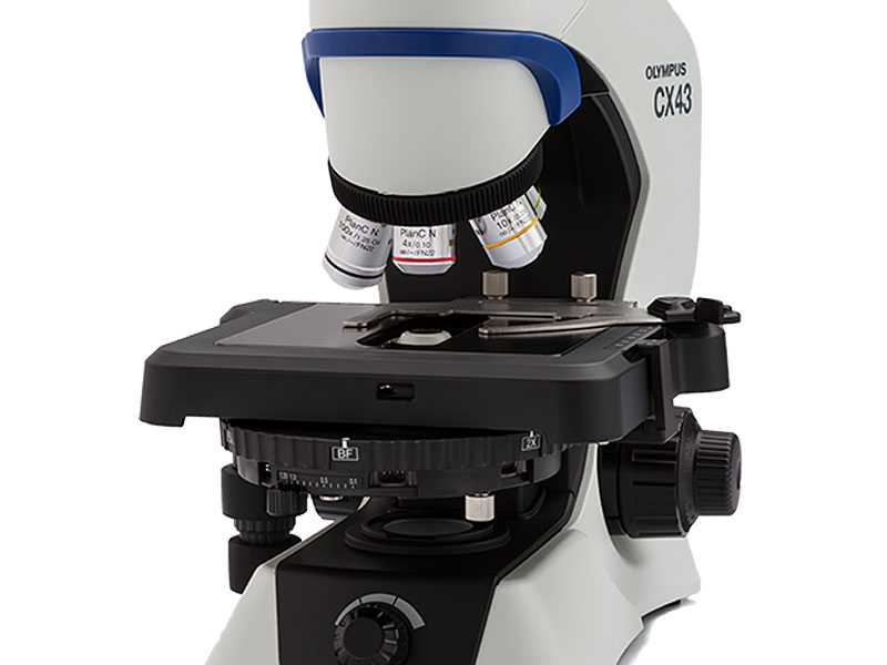 コンデンサーの調整なしで低倍から高倍の観察が可能