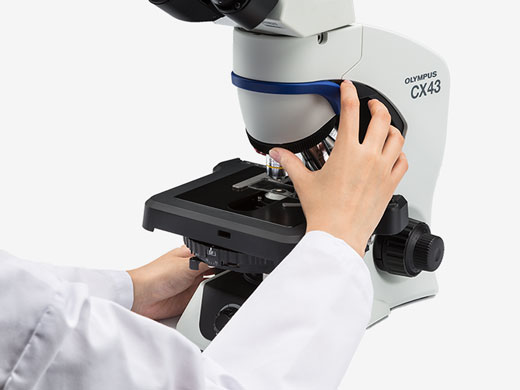 低位置レボルバーにより素早く倍率を変更