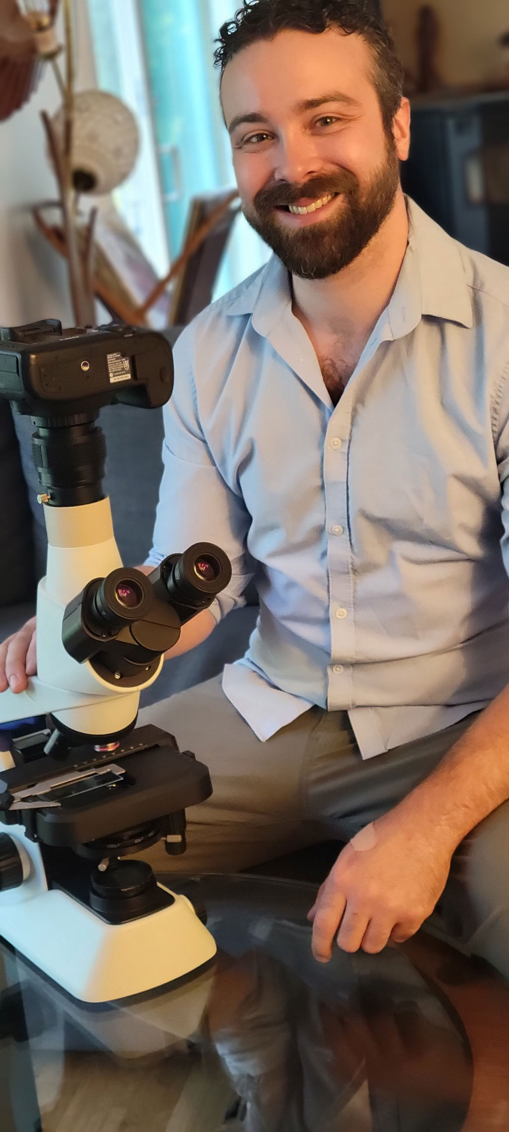 2020年美洲地区年度图片(IOTY)获奖者Justin Zoll与他的奖品，CX23正置立式显微镜