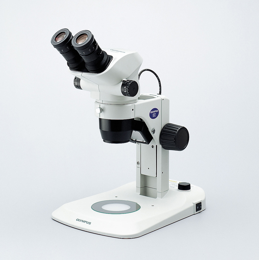 SZ系列体视显微镜配有可缓解眼睛疲劳的目镜、通用LED支架（可轻松操作样品并具有高色彩保真度）以及可获得出色平场度的格里诺光学系统。 