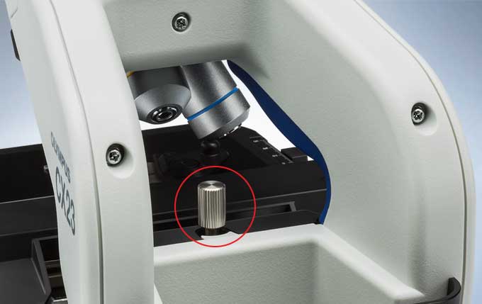 奥林巴斯CX23正置显微镜配有锁焦装置和符合人体工学的手柄，非常方便携带和存放。 