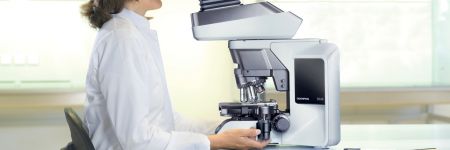 临床实验室技术人员使用符合人体工程学设计的奥林巴斯BX46显微镜执行常规显微镜检查，其功能有助于确保正确的姿势和体位