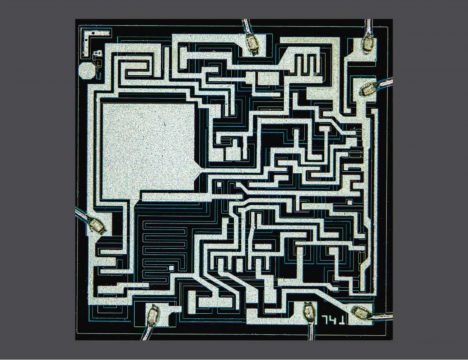 Integrated circuit, operational amplifier built in 1974. Captured by Gerd Günther.