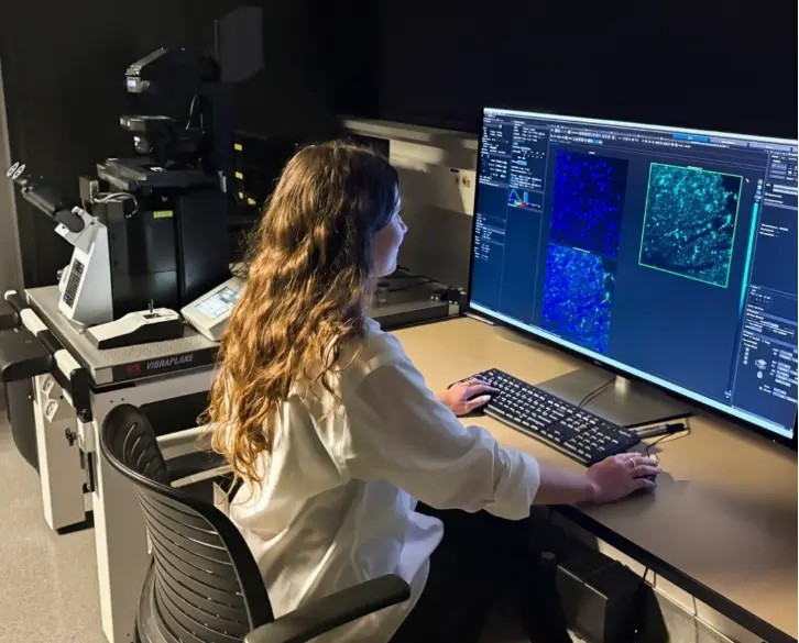 Isabella Johnson uses Evident FV4000