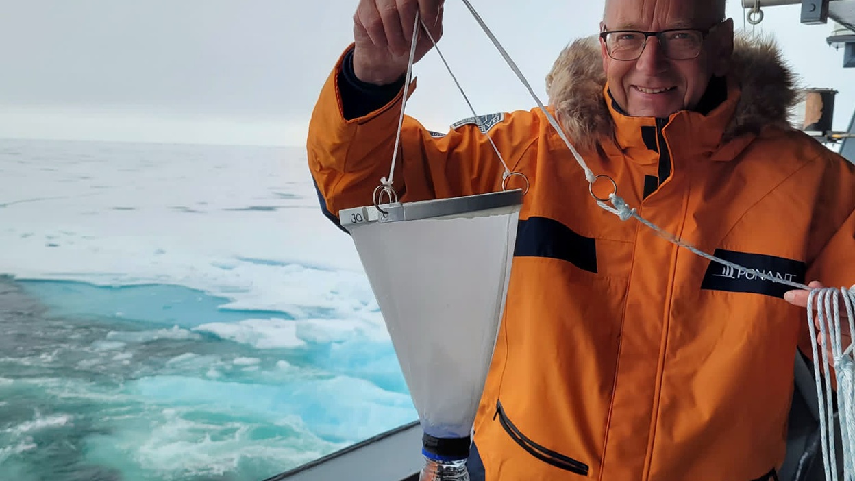 Jan holds a net to collect plankton. Image courtesy of Jan van IJken.