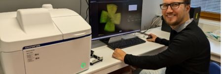 Dr. Henri Leinonen images a retina sample using the APX100 benchtop fluorescence microscope.