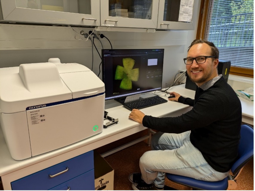 Dr. Henri Leinonen images a retina sample using the APX100 benchtop fluorescence microscope.